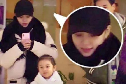 女子吃瓜撞门视频,意外走红网络